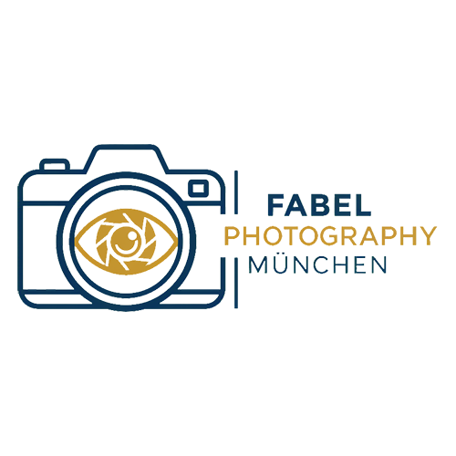 Logo von Fabel Photography München zeigt symbolisch einen Fotoapparat mit einem Auge im Objektiv, neben dem Schriftzug "Fabel Photography München"