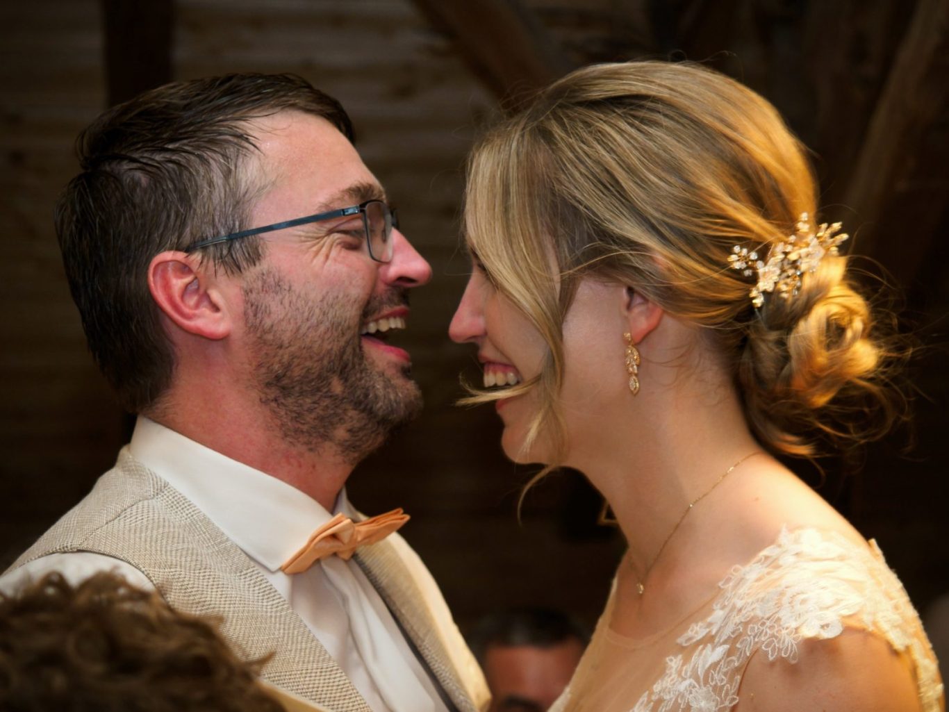 Von Standesamt bis Hochzeitsfeier Emotionale Hochzeitsfotografie München: Brautpaar lacht innig auf der Party – fabelphotography.de fängt Ihre Momente echt ein.